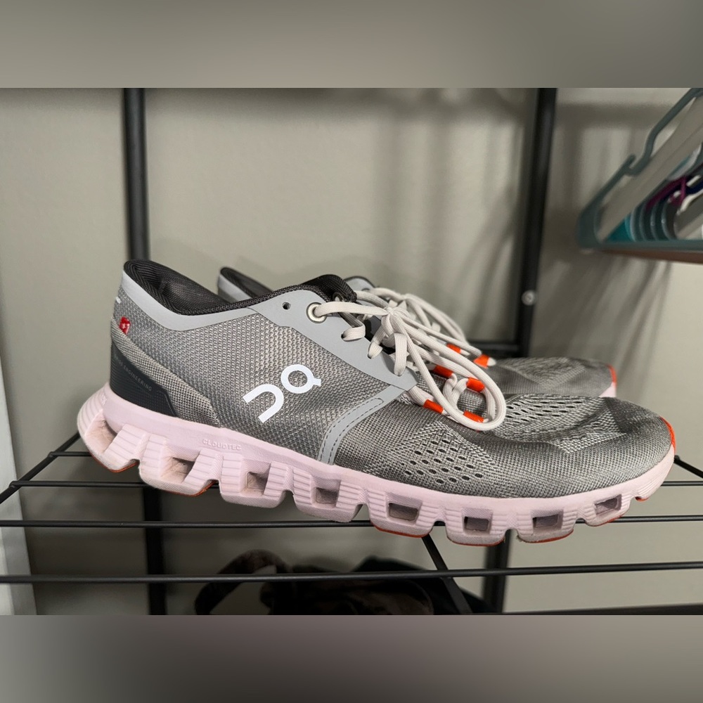 On cloud Alloy Lilly size 7.5